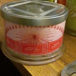 BRAND NEW 4 WICK CANDLE IN TRIPLE BERRY PIE FROM HOMEWORX